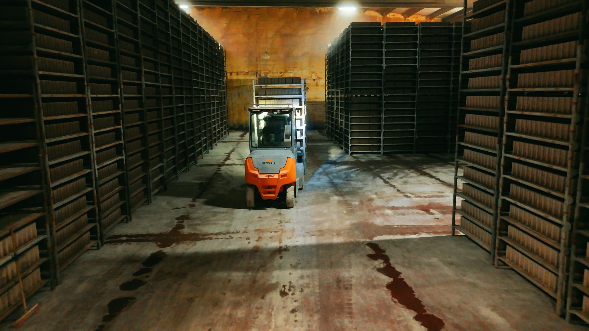 Kapalı kür deposu ve forklift